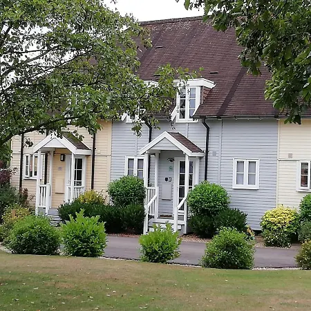 Lovely Lakeside Lodge For Families And Friends South Cerney Exterior photo