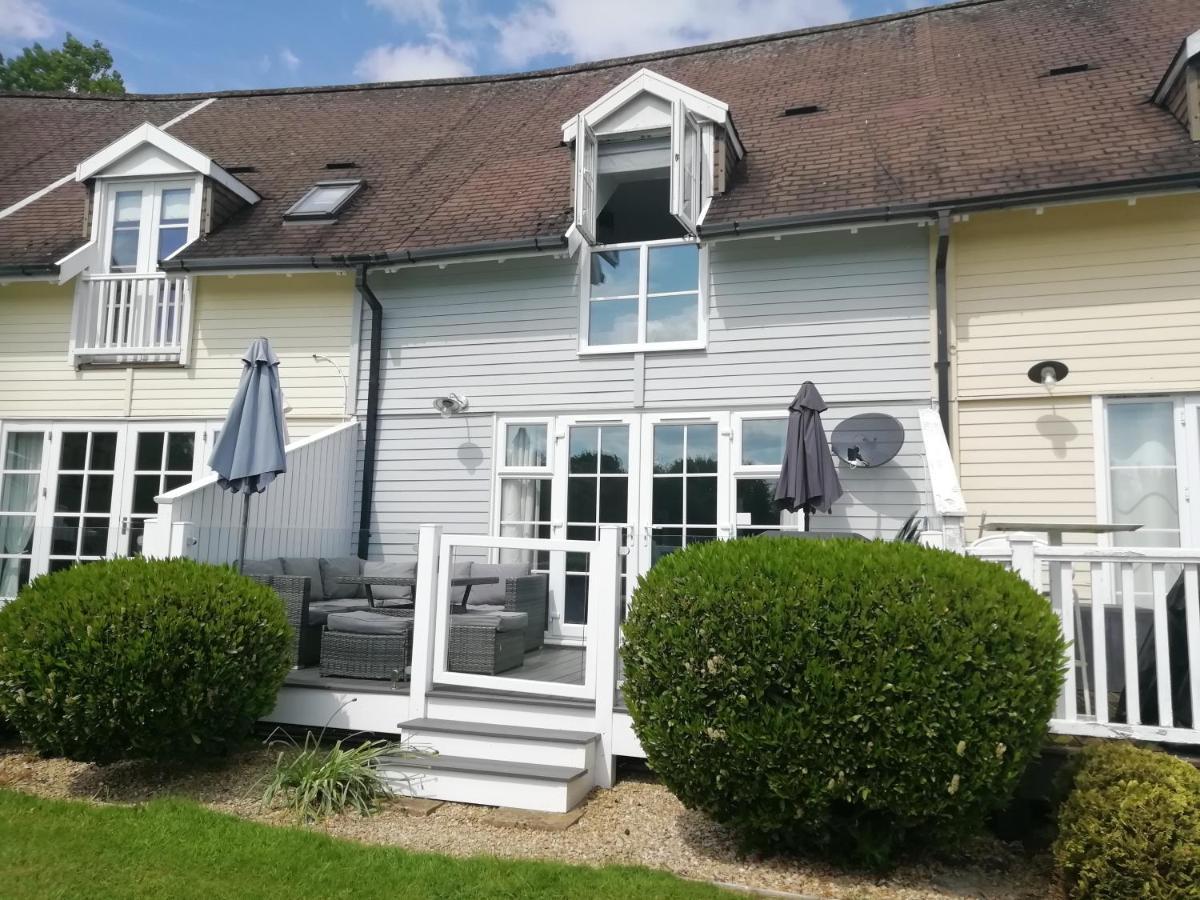 Lovely Lakeside For Families And Friends South Cerney