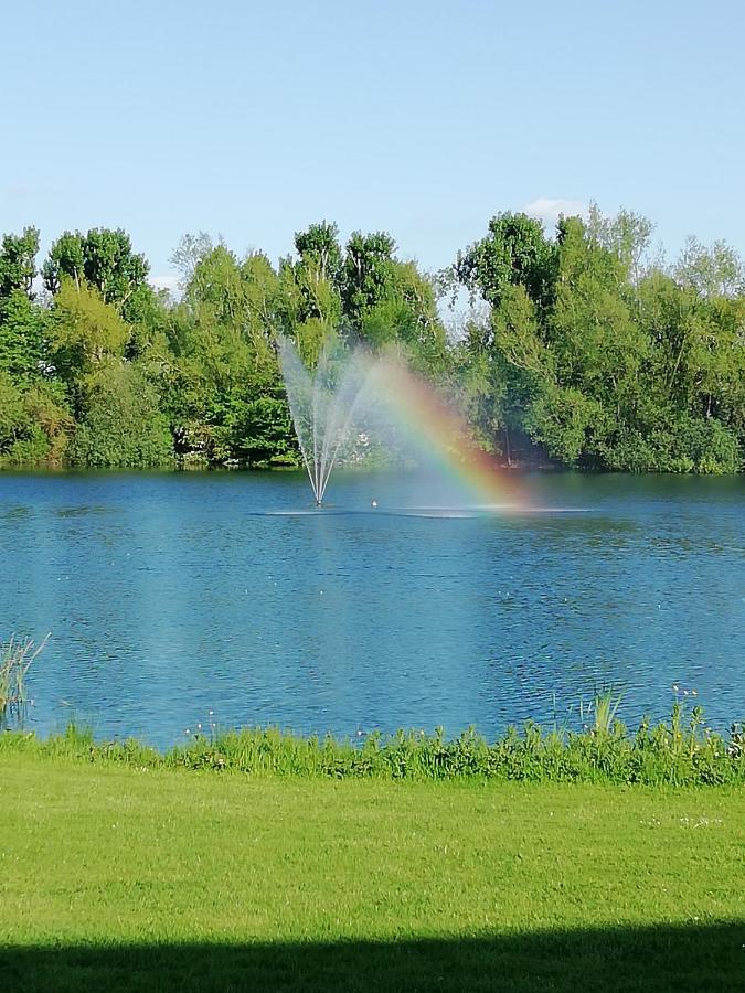 Lovely Lakeside For Families And Friends South Cerney